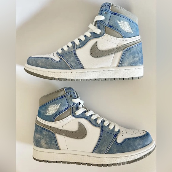 Air Jordan 1 Retro High OG 'Hyper
Royal' 2021 Sneakers - Picture 2 of 8